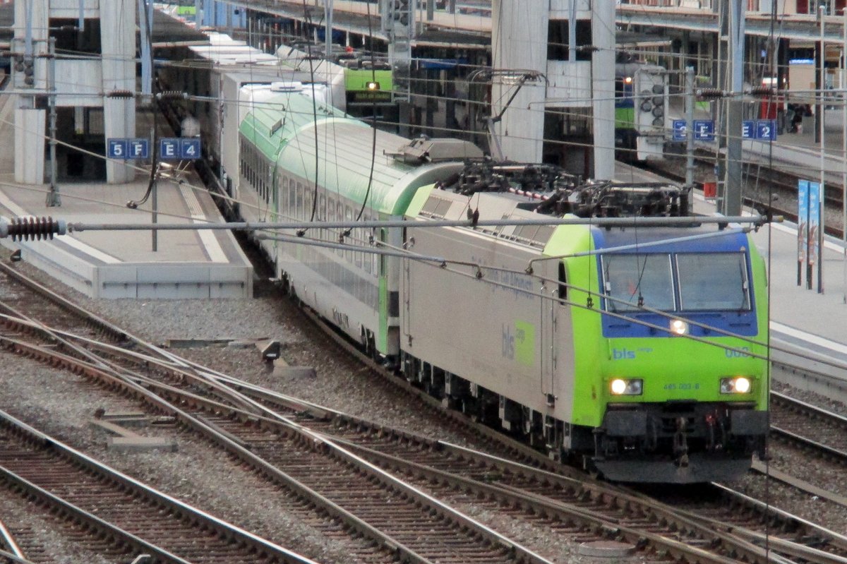 Am Abend von 23 M�rz 2017 verl�sst BLS 485 003 Spiez.