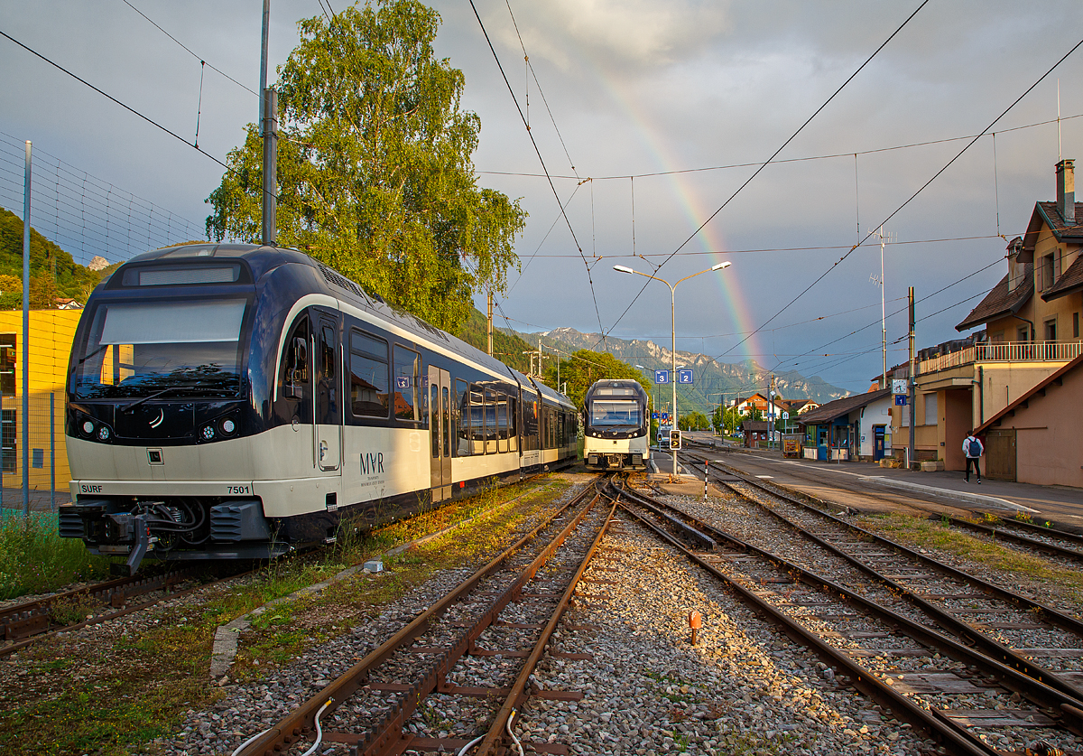 
Am Abend konnte man doch noch einen Regenbogen sehen und ein Bahnbild mit ihm machen, nur leider ohne historisches Material.....
Die SURF 7501  Saint Légier - La Chiésaz  und SURF 7503  Montreux   (beide elektrische Triebwagen für gemischten Adhäsions- und Zahnradbetrieb vom Typ Stadler SURF ABeh 2/6) der MVR (Transports Montreux–Vevey–Riviera) sind am 20.05.2018 (20:30 Uhr) im Bahnhof Blonay abgestellt.