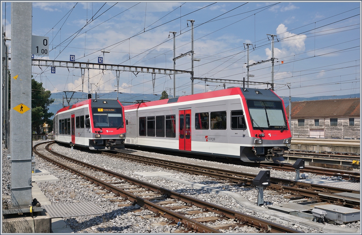Am abgestellten TRAVYS ABe 2/6 2000 vorbeifahrend, erreicht der TRAVYS GTW ABe 2/6 2001 (90 85 8272 001-1) als Regionalzug von Vuiteboeuf nach Yverdon sein Ziel.

10. August 2020