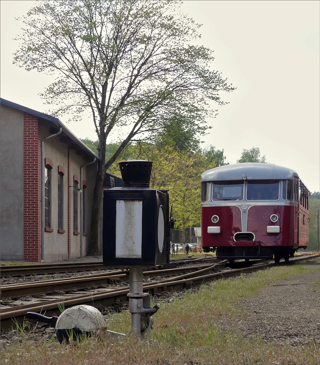Am ersten Betriebstag der Museumsbahn  Train 1900  f�hrt der Uerdinger Schienenbus voll besetzt in den ehemaligen Bahnhof Lamadelaine in Fond-de-Gras ein. 01.05.2019  (Jeanny)