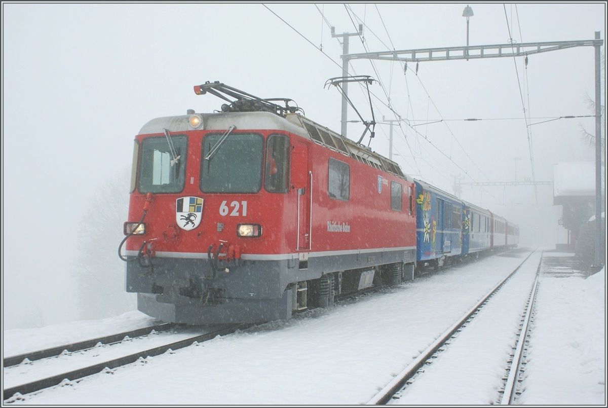 Am etwas garstigen Vormittag des 3. M�rz 2009 h�lt die RhB Ge 4/4 II 621 mit ihrem Regionalzug nach Arosa in Peist.
 