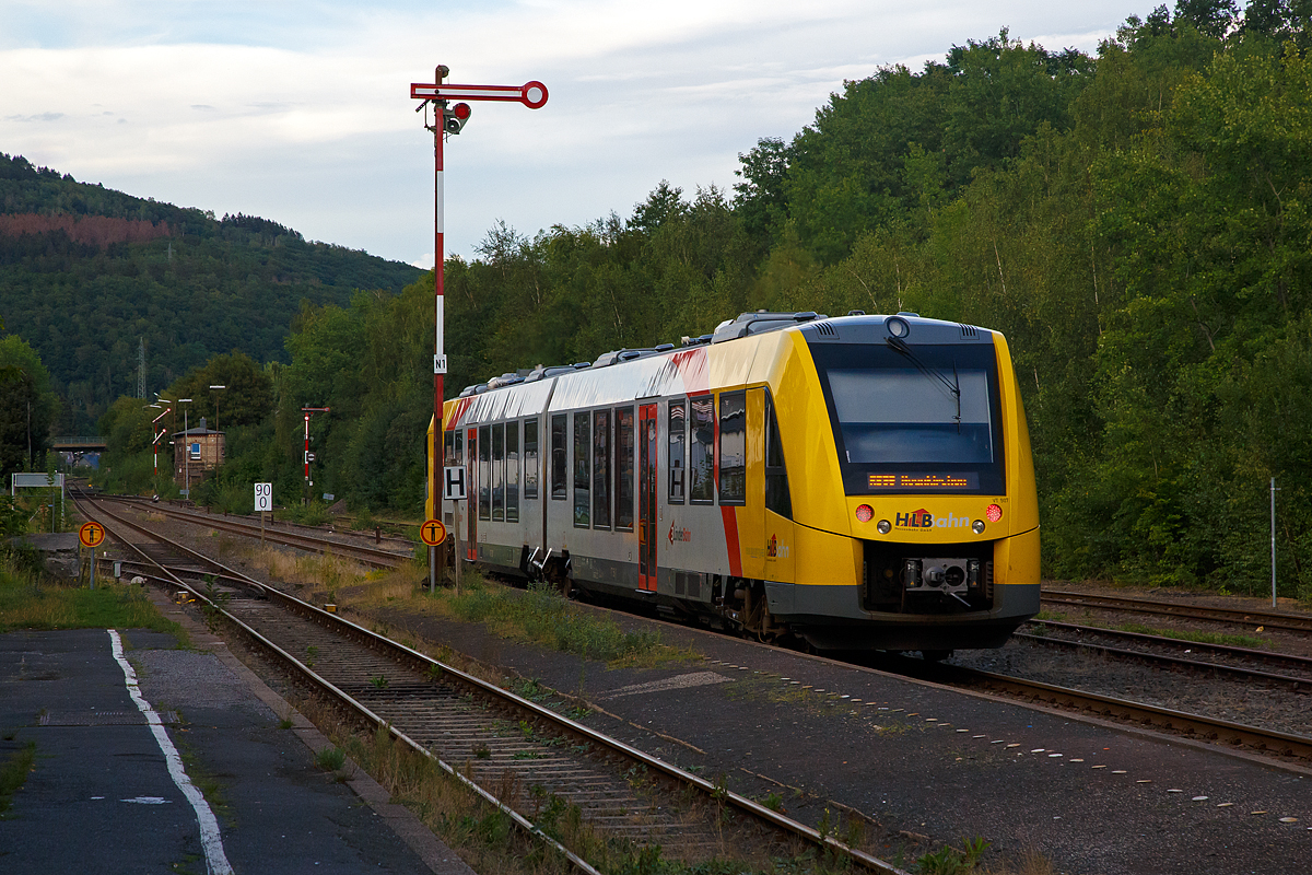 
Am frühen Abend des 20.08.2020 im Bahnhof Herdorf: 
Der VT 507 (95 80 1648 107-8 D-HEB / 95 80 1648 607-7 D-HEB) ), ein Alstom Coradia LINT 41 der neuen Generation, der HLB (Hessische Landesbahn GmbH, fährt von Gleis 2 als RB 96  Hellertalbahn  weiter nach Neunkirchen (Siegerland). 
Hinten beim Stellwerk Herdorf Ost (Ho) steht bereits das Signal auf Hp 2 – Langsamfahrt (max. 40 km/h).
