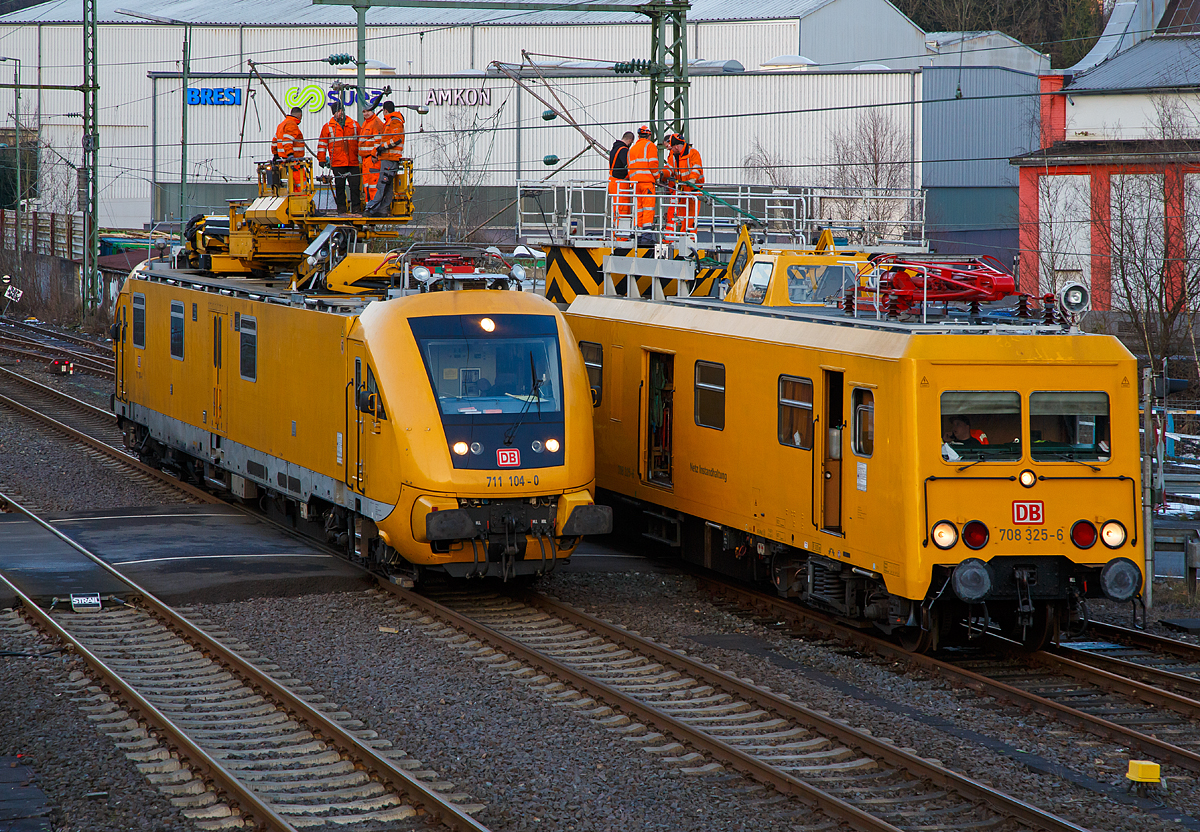 
Am frühen Morgen des 13.02.2018 hatte ein Lkw alle vier Oberleitungen am Bahnübergang Charlottenhütte (an der Siegstrecke) in Niederschelden beschädigt. Die Bahnstrecke zwischen Siegen und Brachbach war den ganzen Tag gesperrt, für diesen Notfall waren zwei Turmtriebwagen bzw. Instandhaltungsfahrzeuge für Oberleitungsanlagen (IFO) der DB Netz AG den ganzen Tag dort für die Reparaturarbeiten im Einsatz.

Vorne das Instandhaltungsfahrzeug für Oberleitungsanlagen (IFO) 711 104-0 und dahinter der Oberleitungsrevisionstriebwagen (ORT) 708 325-6, ex DR 188 325-5, beide von der der DB Netz AG.

Das IFO 711 104-0 wurde 2002 von der GBM Gleisbaumechanik Brandenburg/H. unter der Fabriknummer  711.104 gebaut. Der ORT 708 325-6 wurde 1990 von der Waggonbau Görlitz unter der Fabriknummer 20300/9 und als 188 325-5 an die DR geliefert.

Beschreibung und Technische Daten von dem IFO 711 104-0 siehe: http://hellertal.startbilder.de/bild/deutschland~strecken~kbs-460-siegstrecke/600202/am-fruehen-morgen-des-13022018-hatte.html