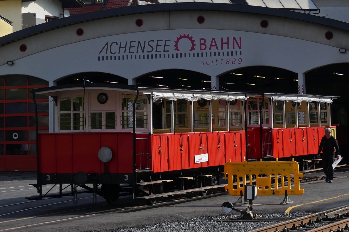Am fr�hen Morgen werden die Personenwagen der Achenseebahn aus der Abstellung herausgeschoben. Jenbach. 22.08.2024 