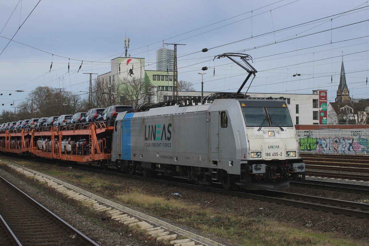 Am grauen 15 Februar 2024 zieht Lineas 186 455 ein Ford-PKW Zug durch K�ln West.