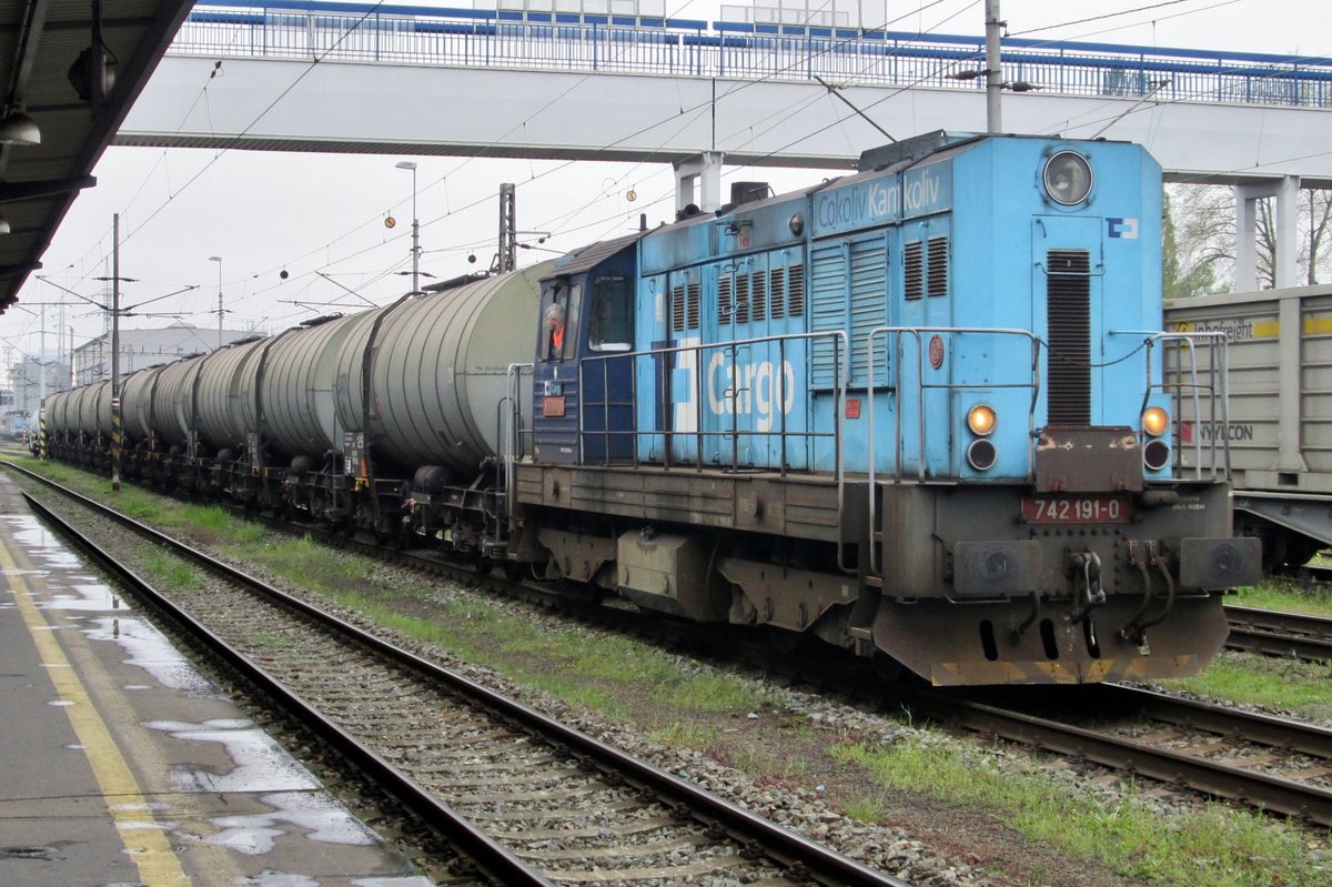 Am grauen 4 Juni 2013 steht 742 191 mit ein Kesselwagenzug in Ostrava hl.n.