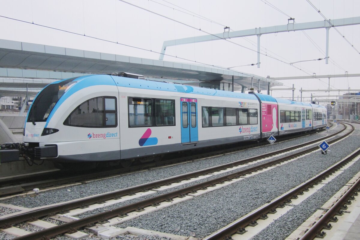 Am grauen Morgen von 28 M�rz 2013 steht BRENG 5046 in Arnhem als RB nach Doetinchem �ber Zevenaar.