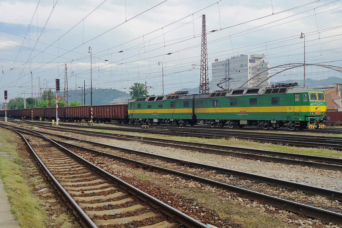 Am Morgen von 30 Mai 2015 durchfahrt 131 060 mit ein Erzzug Zilina.