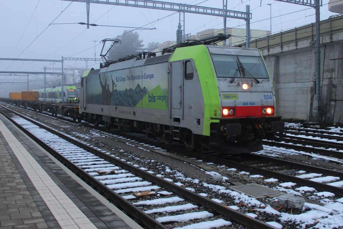 Am nebligen 30.Dezember 2024 wurde BLS 486 504 mit deren KLV in SPiez fotografiert.