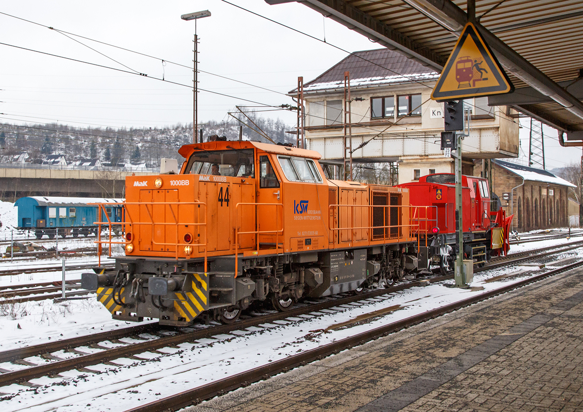 
Am Rückweg nach getaner Arbeit....

Die Lok 44 (92 80 1271 004-4 D-KSW) der KSW (Kreisbahn Siegen-Wittgenstein), eine MaK G 1000 BB, hier im Diensten der DB Netz AG, fährt mit dem Schneepflug BA 851 (Fabr. Beilhack) der DB Netz AG, Schweres Nebenfahrzeug 40 80 947 5 181-0, durch den Bahnhof Kreuztal in Richtung Heimatbahnhof Siegen-Eintracht. 

Hier in Kreuztal hält sich der Schnee in Grenzen, in den höheren Lagen von Sieger- und Sauerland sieht es wohl anders aus.

Hier hatte ich leider etwas zu früh abgedrückt, da ich nicht darauf vorbereitet war als ich die Treppe der Unterführung vom anderen Bahnsteig herauf kam.
