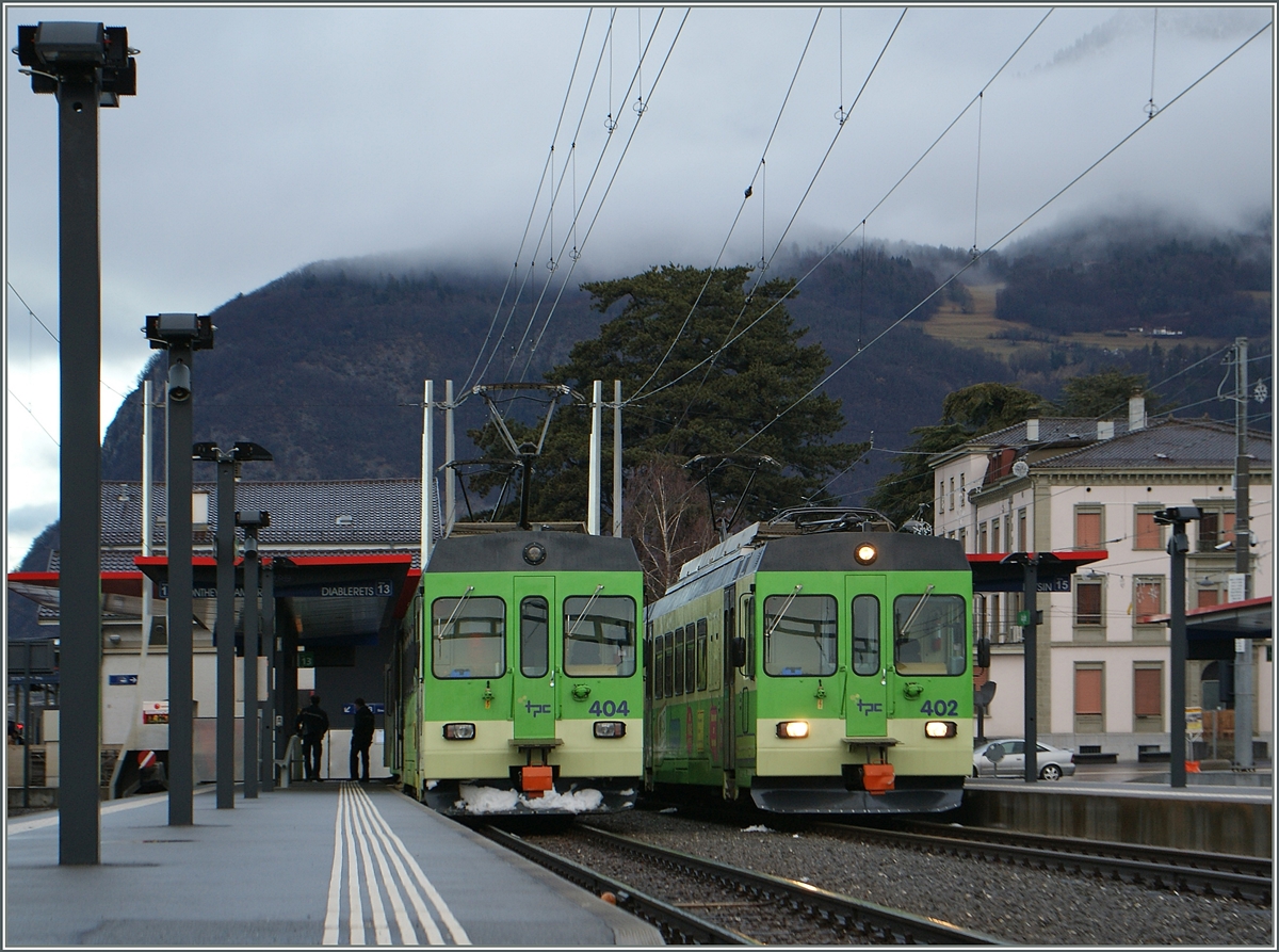 Am Samstag und Sonntagmorgen im Winter verkehrt ein Wintersportzug beschleunigt nach Les Diablerets, dieser ist in Form des BDe 4/4 402 mit Bt zu sehen.
Sechzehn Minuten später wir auch der BDe 4/4 404 mit Bt als Zug 426 nach Diablerets fahren.
Aigle, den 5. Jan. 2014