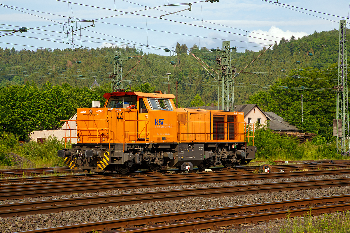 
Am Sonntag, den 29.05.2016 in Betzdorf/Sieg, war es wieder einmal anders als man denkt, zum einen konnte ich gleich zwei Güterloks vor die Linse bekommen und zum anderen das Wetter war viel besser als erwartet. 
Hier fährt gerade die Lok 44 (92 80 1271 004-4 D-KSW), die MaK G 1000 BB, der KSW (Kreisbahn Siegen-Wittgenstein) in den Betzdorfer Abstellbereich, sie kam zuvor aus Richtung Scheuerfeld.