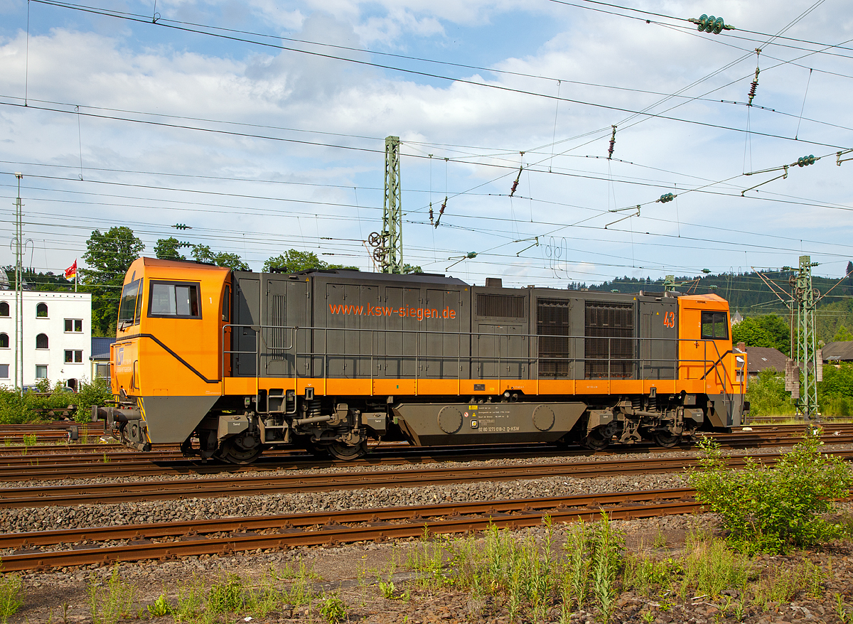 
Am Sonntag, den 29.05.2016 in Betzdorf/Sieg, war es wieder einmal anders als man denkt, zum einen konnte ich gleich zwei Güterloks vor die Linse bekommen und zum anderen das Wetter war viel besser als erwartet. 
Hier fährt gerade die Lok 43 (92 80 1273 018-2 D-KSW) der KSW (Kreisbahn Siegen-Wittgenstein), eine Vossloh MaK G 2000 BB, in Richtung Köln.
