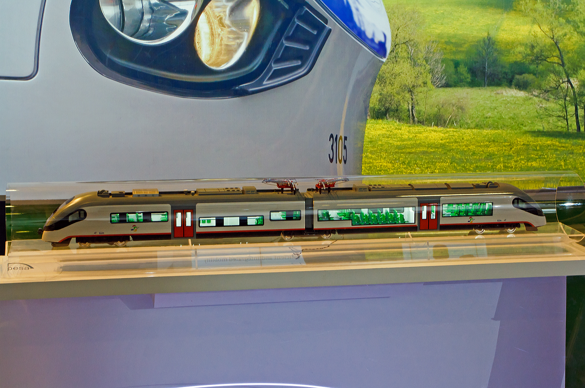 Am Stand von PESA Bydgoszcz SA (Polen) wurde  auf der InnoTrans 2014 in Berlin (26.09.2014) ein Modell eines zweiteiligen Pesa ELF Typ 34WE (Baureihe EN96), der kleinsten Version, gezeigt.

Mit seinem modular aufgebauten ELF-Triebwagenkonzept (ELF= Electric Low Floor) konnte PESA aus Bydgoszcz zumindest schon national in Polen einen großen Erfolg landen. Hergestellt werden kann theoretisch jede Konfiguration vom Zwei- bis zum Achtteiler. Die Triebdrehgestelle der ELF werden durch Drehstrom-Asynchronmotoren über IGBT-gesteuerte Umrichter angetrieben, wobei die Traktionsausrüstung auf dem Dach der Triebwagenteile untergebracht ist. Weitere zeitgemäße Zutaten sind ein Antirutschsystem, eine Mikroprozessorsteuerung,    Klimaanlagen, breite Einstiegsbereiche, Eingangsrampen, behindertengerechte Plätze, sowie ausfahrbare Stufen, welche das Ein- und Aussteigen auf unterschiedlichen Bahnsteighöhen (300 bis 960 mm) erleichtern sollen.

Technische Daten Pesa ELF Typ 34WE:
Spurweite: 1.435 mm (Normalspur)
Achsanordnung: Bo’2’Bo’
Länge über Kupplung: 42.650 mm
Fahrzeugbreite: 2.880 mm
Fahrzeughöhe: 4.300 mm
Sitzplätze: 113
Dienstgewicht: ca. 83,2 t
Trieb- und Laufraddurchmesser: 840 mm
Antrieb: 4 x 400 kW (=1.600 kW) Nennleistung
Motorentyp:  Asynchronmotoren
Stromsystem: 3000 V DC
Höchstgeschwindigkeit: 160 km/h
Kupplung: Scharfenbergkupplung (Schaku) Typ 10
