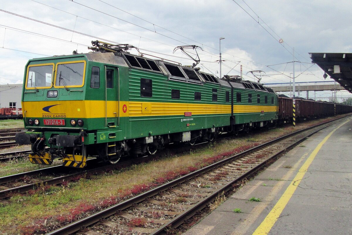 Am tr�ben 26 Mai 2015 treft 131 014 mit ein Kohlezug in Ostrava hl.n. ein.