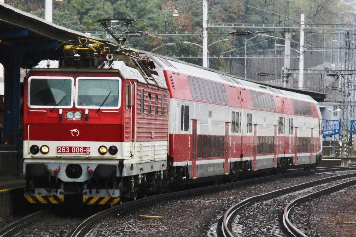 Am verregneten 19 September 2017 steht 263 006 in Bratislava hl.st. und sch�tzt die Reisende vom Regen.