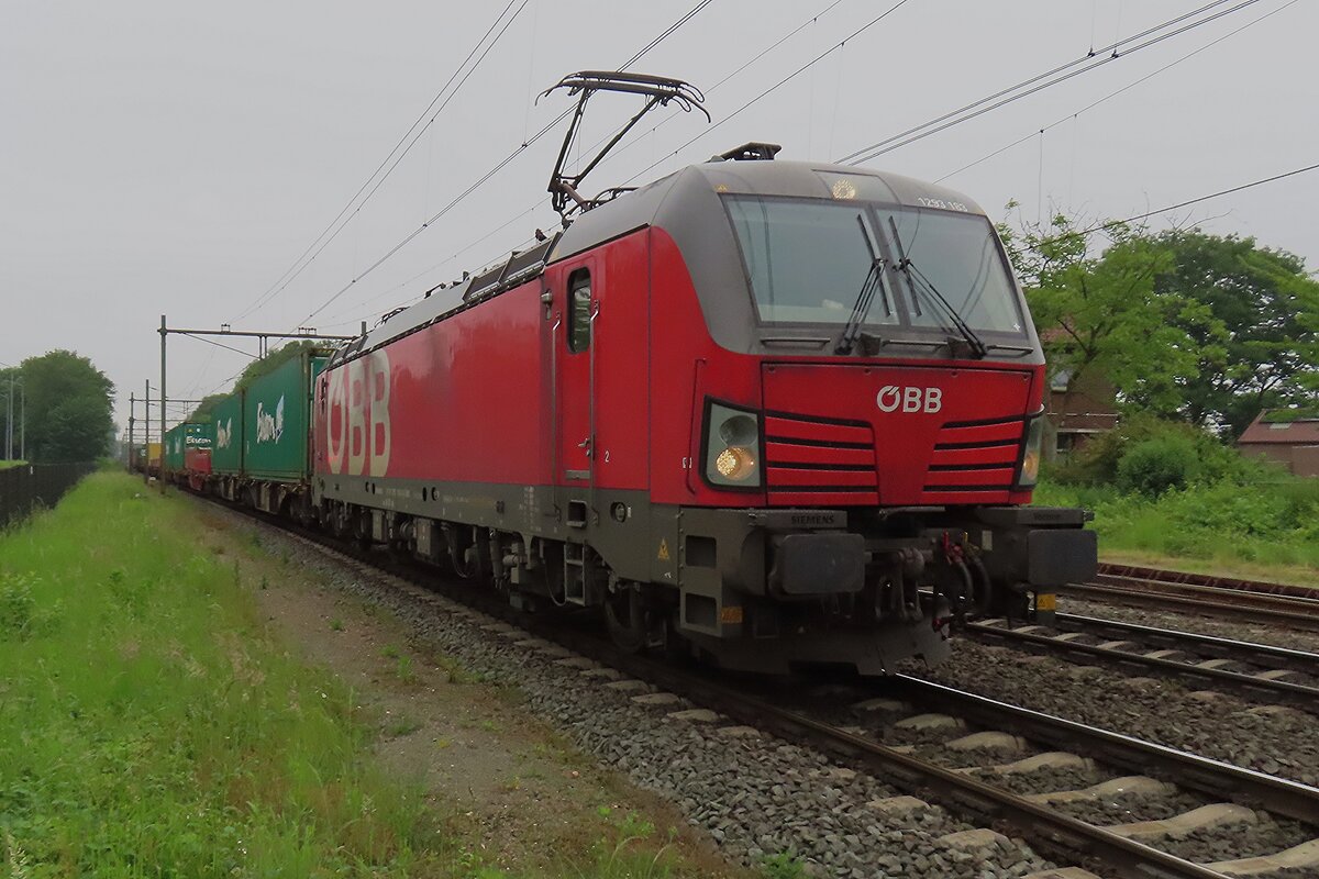 Am wetterbedingt miesem 25 Mai 2024 durchfahrt ÖBB 1293 183 Blerick.