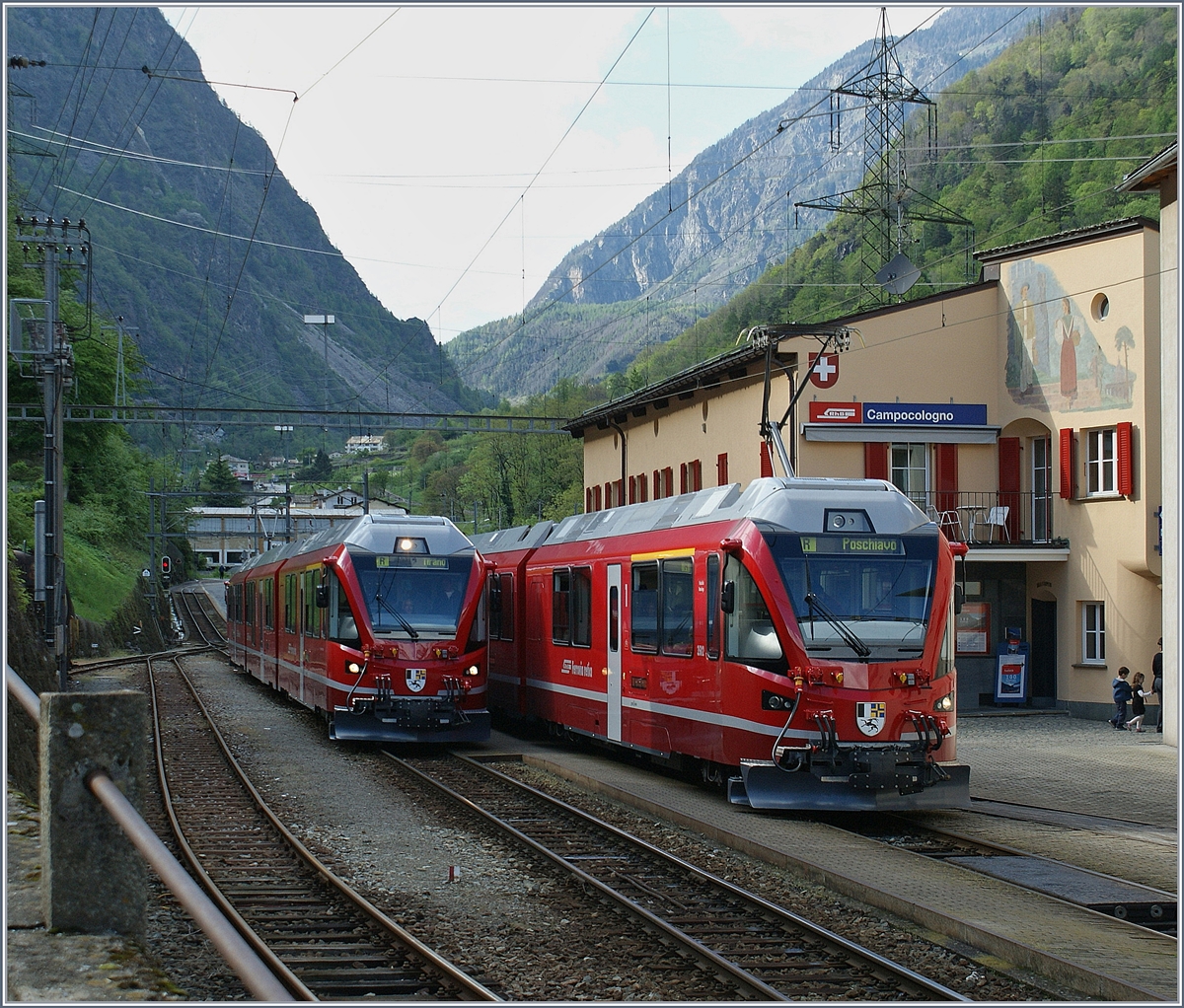 Am Wochenende 8./9. Mai 2010 wurde nur in Tirano ein  Allegra  getauft auf dem S�dabschnitt der Bernina-Bahn Allegra-Z�gen f�r Schnupperfahrten angeboten. Dabei entstand in Campocologno, der Grenzstation, dieses Bild zweier sich hier kreuzender  Allegra  Triebz�ge.
8. Mai 2010