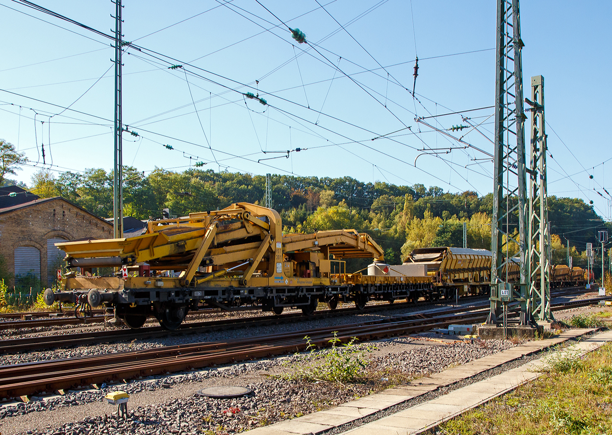 Am Zugende von dem Material-, Förder- und Siloeinheiten-Zug die VST 301 der DB Bahnbau, eine Abraum - Förderbandstation VST 01 (Verladestation zu den MSF), Schweres Nebenfahrzeug Nr. 99 80 9552 173-3 D-DB, 97 19 15 003 57-0 DGT, ex 97 19 15 503 57-9 DGT, ex 97 19 15 102 57-0, am 09.10.2021 bei einer Zugdurchfahrt in Betzdorf (Sieg). Davor der als Schutzwagen der 2-achsige Flachwagen der Gattung KS, 40 80 3302 209-1 D-DB.

Die Abraum - Förderbandstation VST 01 wurde 1991 vom DR Werk für Gleisbaumechanik Brandenburg a. d. Havel unter der Fabriknummer 003 gebaut und an die DGT - Deutsche Gleis- und Tiefbau GmbH (seit 2010 DB Bahnbau) geliefert. Verladestationen
