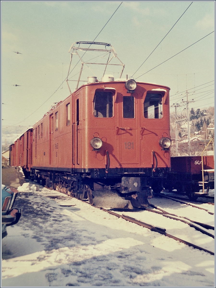 An einem Januartag des Jahres 1986 stand die RhB Ge 4/4 181 der Blonay Chamby Bahn in Blonay. 
Jan. 1986 