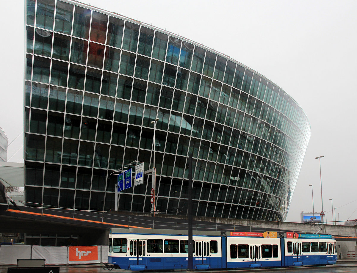 An einem sehr nassen Tag am Zürcher Flughafen - Tram 2000 Nr. 2101. 5.März 2020