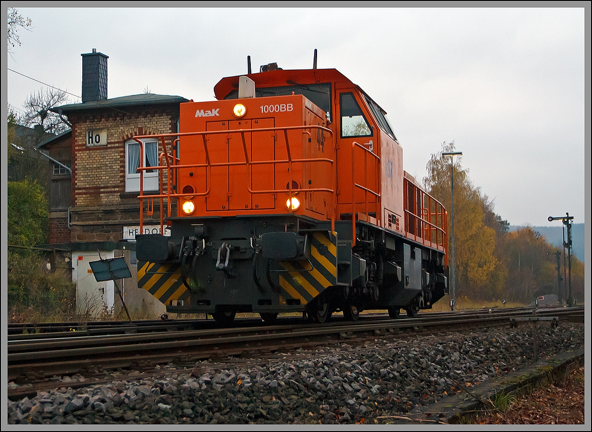 An einem tr�ben November Nachmittag.....

Die Lok 44 - MaK G 1000 BB (271 004-4) der Kreisbahn Siegen-Wittgenstein (KSW) kommt am 18.11.2013 solo von Betzdorf und passiert hier das Stellwerk Herdorf Ost (Ho), bevor es dann auf den Rangierbahnhof der KSW geht.
 
Die Lok wurde 2003 bei Vossloh unter der Fabriknummer 1001462 gebaut und am 05.01.2004 an die KSW ausgeliefert. Sie hat die NVR-Nummer  92 80 1271 004-4 D-KSW und EBA 02G23K 004.