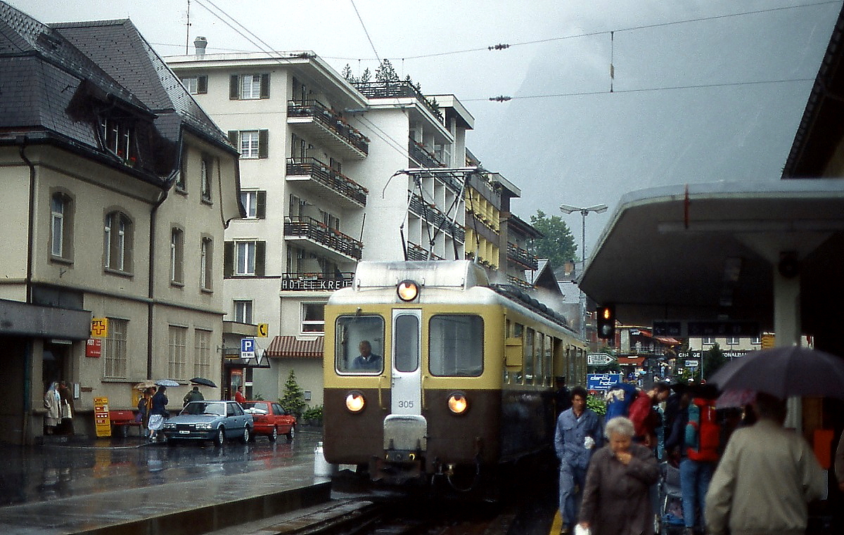 An einem völlig verregneten Junitag 1990 setzt ABeh 4/4 305 der BOB in der Endstation Grindelwald um. Die Umsetzmöglichkeit gibt es heute nicht mehr, die Gleise enden einige Meter vorher.