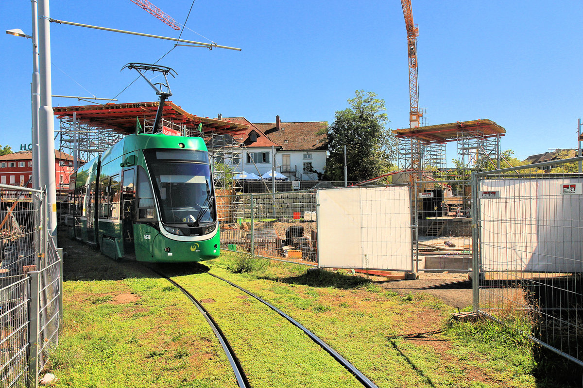 An der Endstation Weil am Rhein in Deutschland wird noch viel gebaut. Basler Flexity 5030 wartet auf Rückfahrt nach Basel. 20.August 2020 
