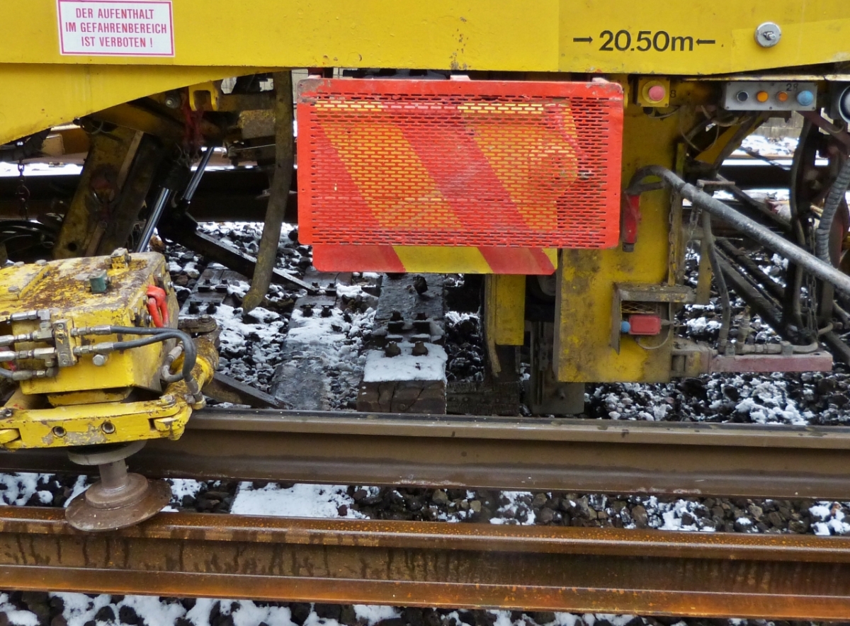 An einer Stra�enkurve neben der Bahnstrecke nahe Drauffelt, gelangen mir einige Bilder der Arbeitsweise des Gleisumbauzuges. Die alten Schwellen werden aus dem Schotterbett gehoben. 07.04.2021