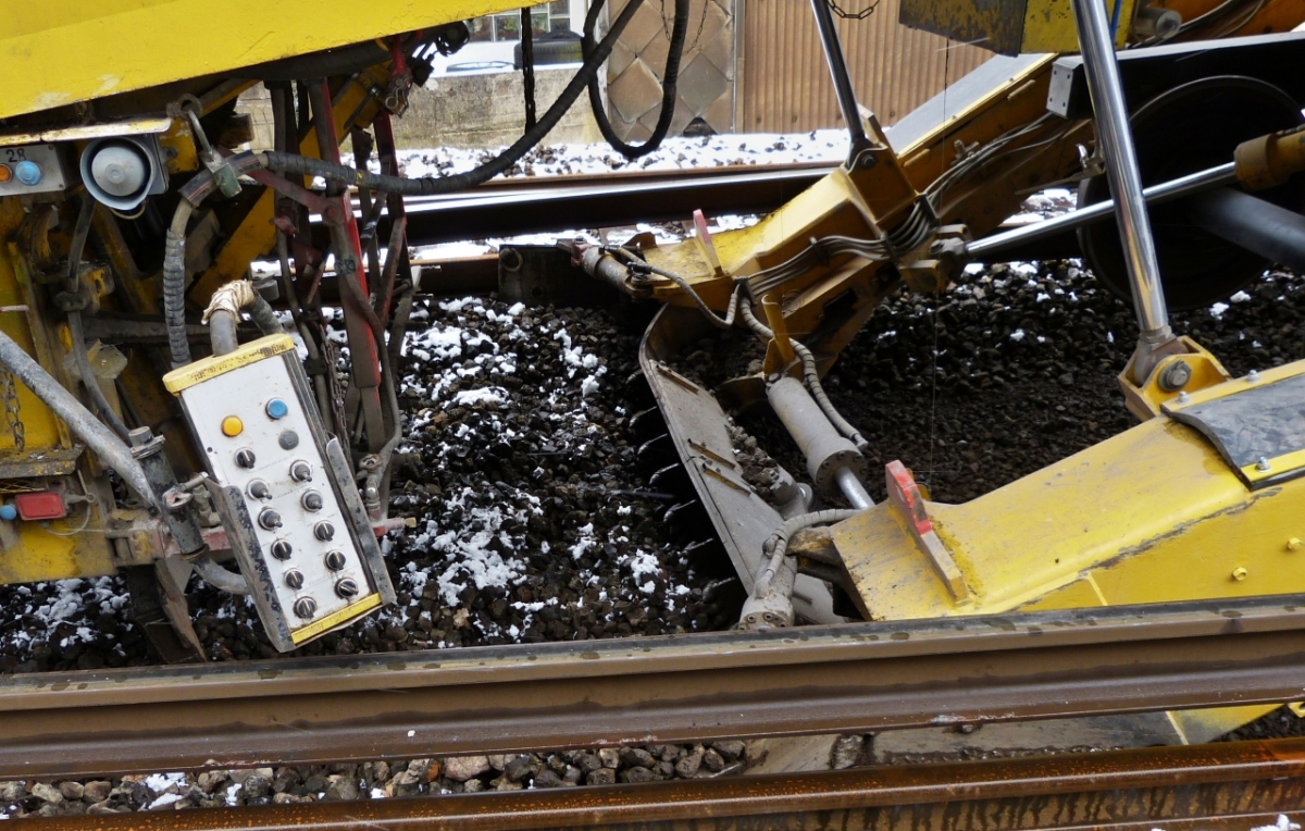 An einer Stra�enkurve neben der Bahnstrecke nahe Drauffelt, gelangen mir einige Bilder der Arbeitsweise des Gleisumbauzuges. Der Alte Schotter wird via F�rderband aus dem Gleisbett entfernt. 07.04.2021