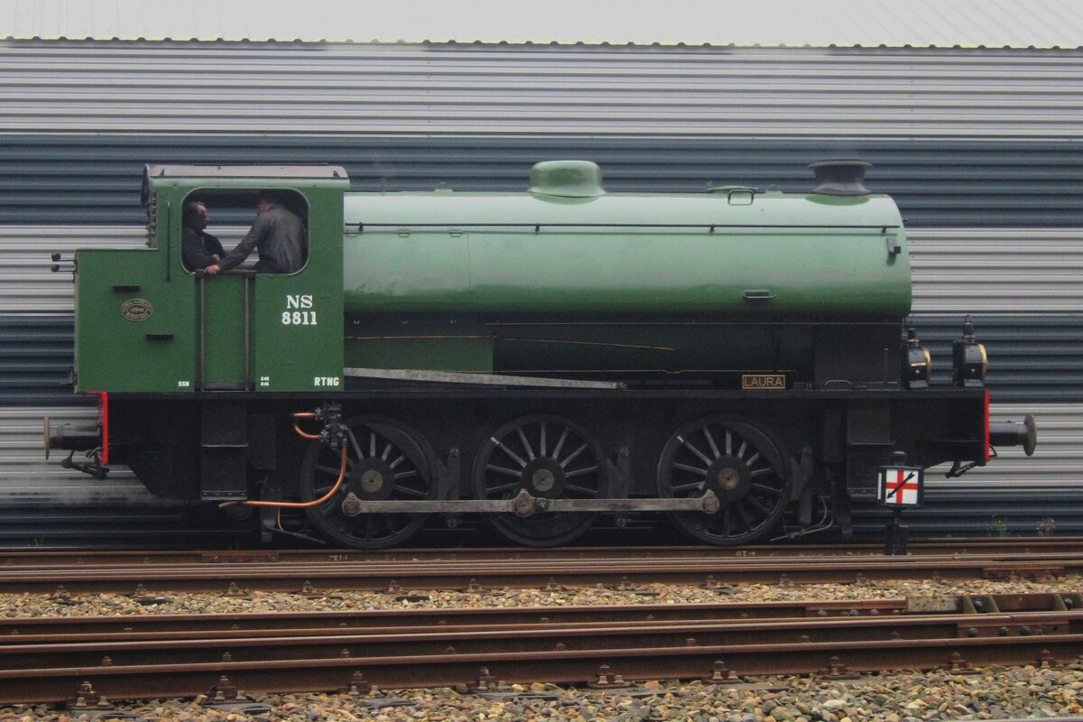 An verregneten 21.Oktober 2012 steht NS 8811 ins SSN Heimatbw in Rotterdam Noord.