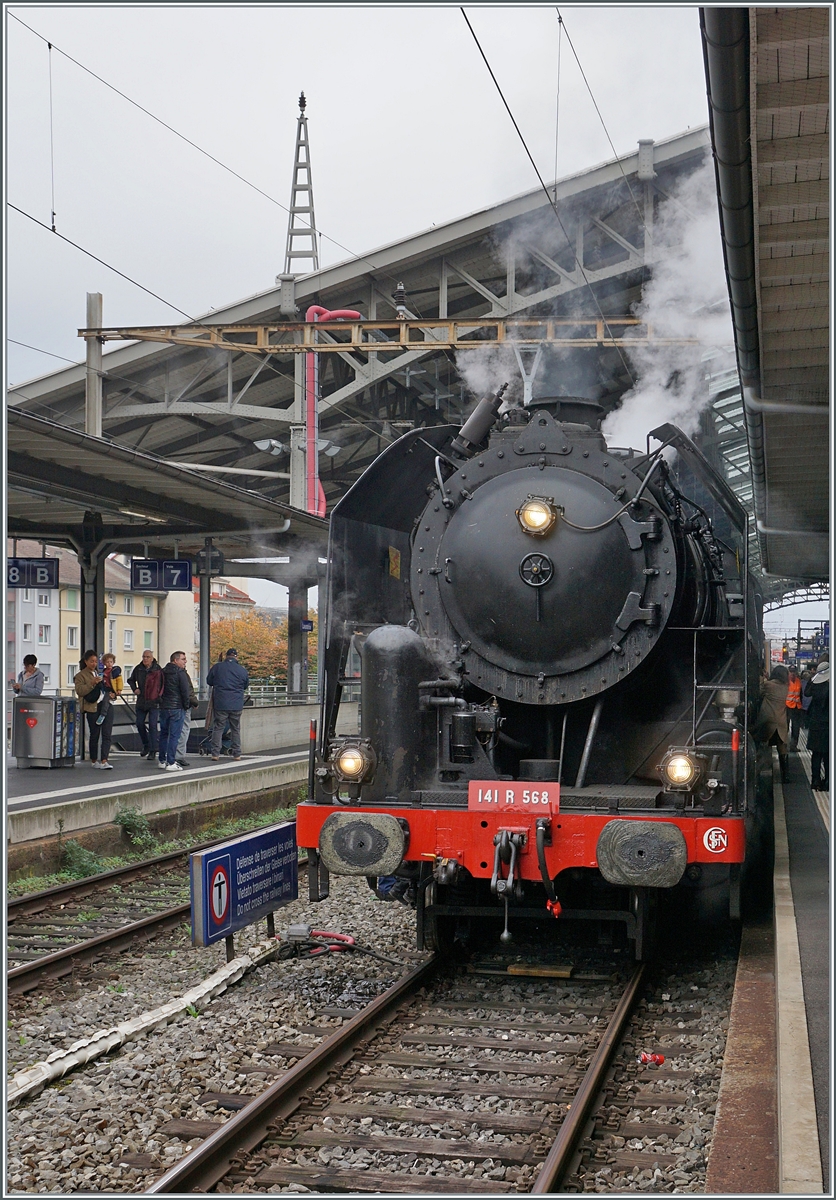  Andere Bahnsteigseige  - im Prinzip ja, nur kam der Zug wie praktisch jedes Jahr genau ver dem grossen Schild  Geleise überschreiten verboten  zum Stehen. 
Aber die 141 R 568 von Vorne hat auch eine gewissen Reiz. 


26. OKt. 2024