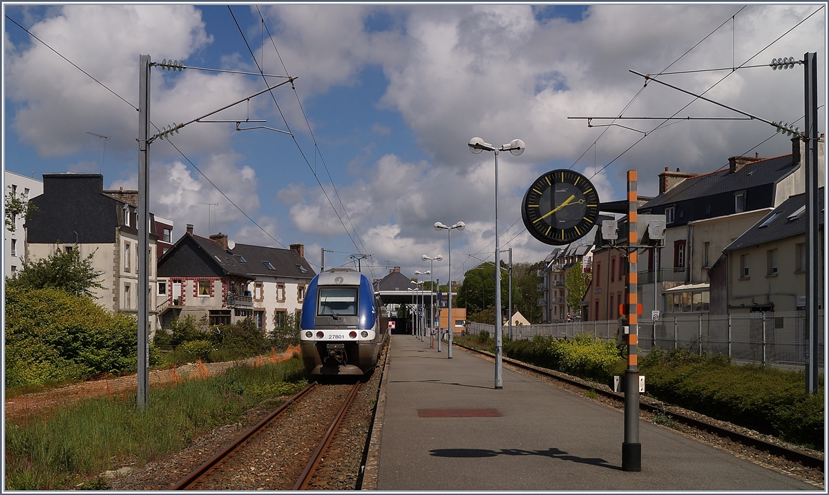 Andere Länder, andere Uhren, uns so zeigt sich die SNCF Bahnhofuhr in ganz Frankreich in diesem gefälligen Erscheinungsbild. 
Lannion, den 9. Mai 2019