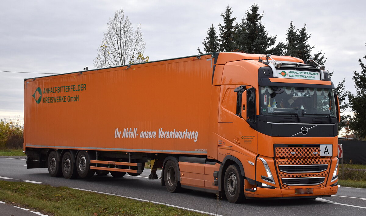 ANHALT-BITTERFELDER KREISWERKE GmbH mit einem Sattelkipper zur Müllentsorgung (stank erbärmlich) mit VOLVO 460 I-SAVE Zugmaschine am 04.11.25 Bahnübergang Bahnhof Rodleben.