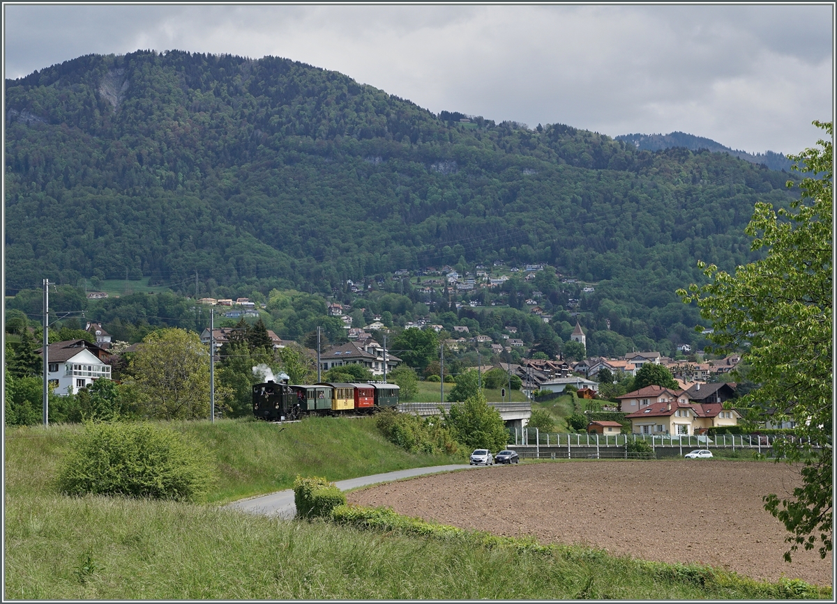 Anschliessend begab ich mich nach Château d'Haute Ville, um denn nach Vevey fahrenden Riviera Belle Epoque Dampzug zu fotogarfieren, der hier vor der Kulisse des Les Pleiades sehr winzig wirkt.
16. Mai 2016