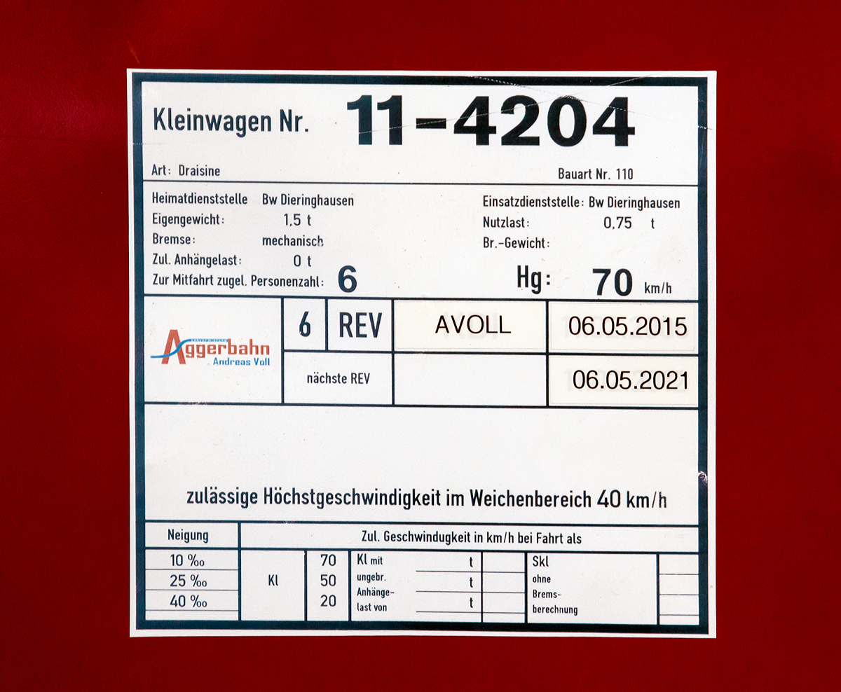 
Anschriftentafel der BA-Draisine Klv 11, Bauart Nr. 110 (Bahnamts-Draisinen) bzw. Kleinwagen mit Verbrennungsmotor Klv 11-4204  der Aggerbahn Eisenbahnverkehrsgesellschaft mbH (Wiehl), am 28.05.2017 im Lokschuppen vom Eisenbahnmuseum Dieringhausen.