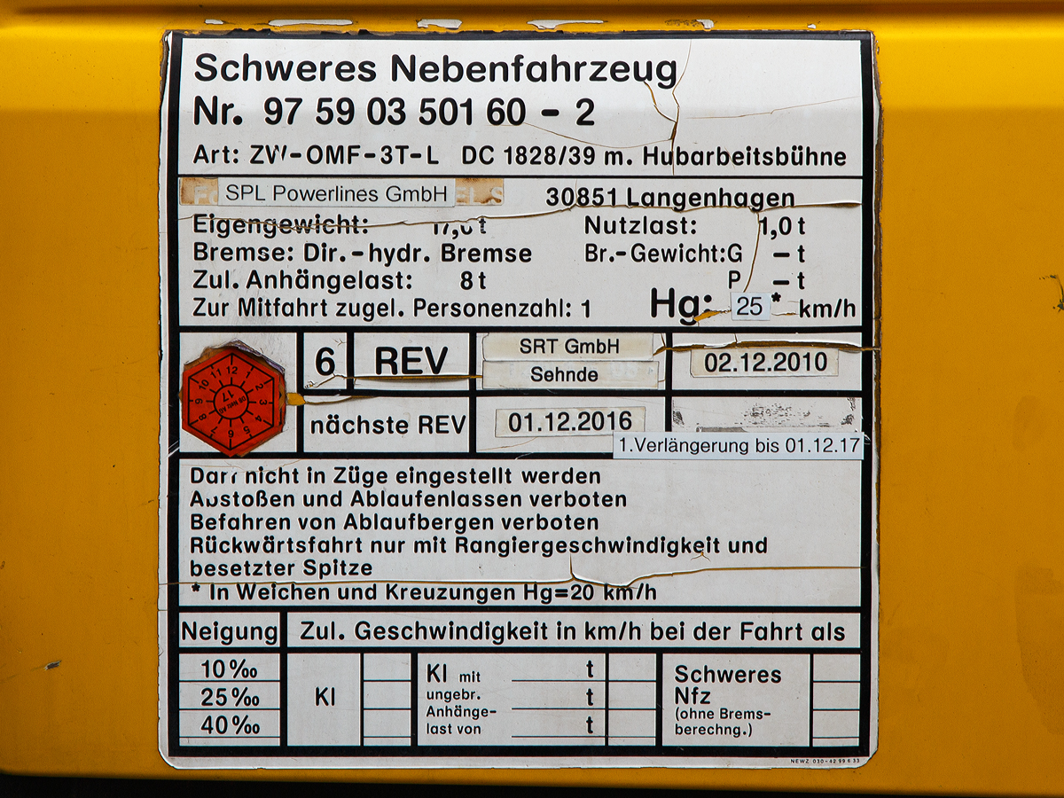 
Anschriftentafel von dem Zweiwege- Oberleitungsmontagefahrzeug (ZW-OMF-3T-L DC 1828/39 mit Hubarbeitsbühne), Schweres Nebenfahrzeug Nr. 97 59 03 501 60-2, EBA 03H05 A 002 (Kfz-Kennzeichen H-X 6026) der SPL Powerlines Germany GmbH abgestellt am 17.06.2017 in Betzdorf/Sieg.