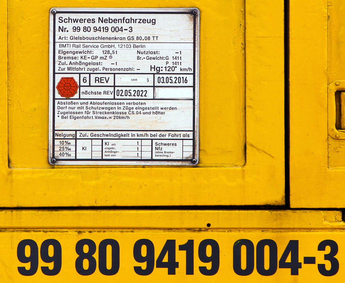 
Anschriftentafel des GOTTWALD Gleisbauschienenkran GS 80.08 TT, Schweres Nebenfahrzeug Nr. 99 80 9419 004-3 D-BRS der BMTI Rail Service GmbH (Servicebetrieb der STRABAG SE), ex 97 82 42 503 19-8 STRABAG Rail, ex 60 80 092 3619-1 (Fa. Eichholz GmbH, Lauda), ist am 17.09.2016 in Kreuztal, mit zwei Schutzwagen der Gattung Res und der 203 841-2. abgestellt. 