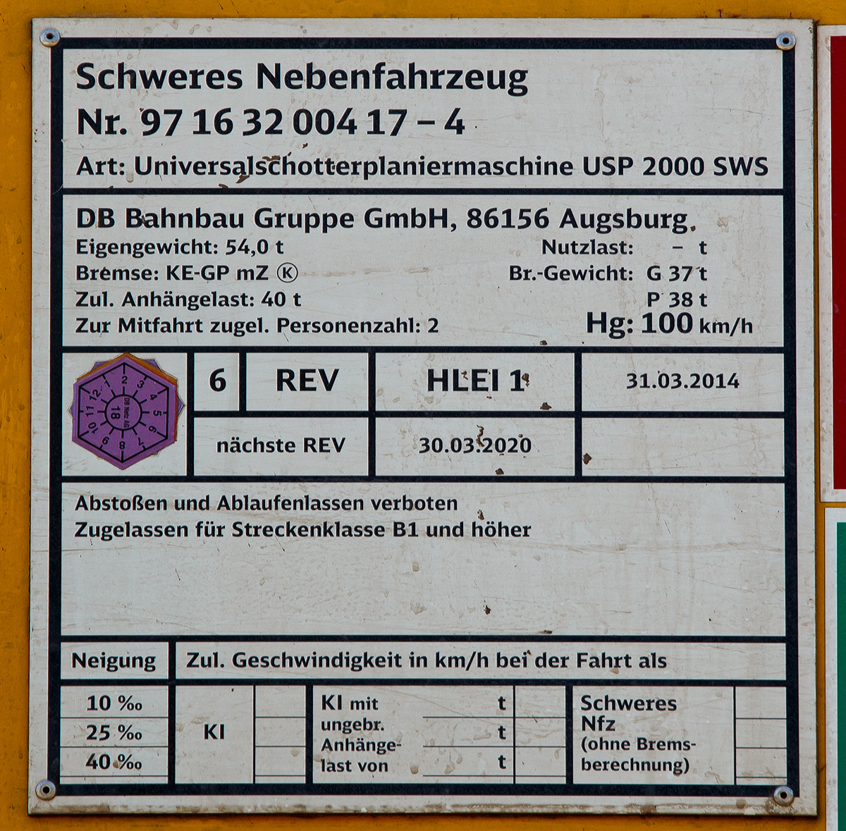 
Anschriftentafel  der  Plasser & Theurer  Universalschotterplaniermaschine USP 2000 SWS (Schweres Nebenfahrzeug Nr. 97 16 32 004 17-4)  SSP 682 „Hot Sweeper“ der DB Bahnbau Gruppe, am 14.06.2017 in Betzdorf/Sieg abgestellt.