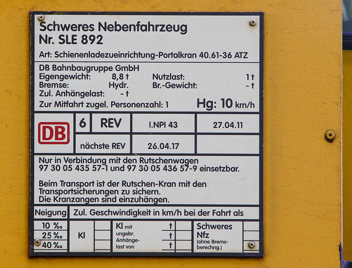 
Anschriftentafel Schienenladezugeinrichtung-Portalkran 40.61 - 36 ATZ (Schweres Nebenfahrzeug Nr. SLE 892 / 97 30 01 32 300-3) am 29.05.2016 in Betzdorf/Sieg abgestellt. 