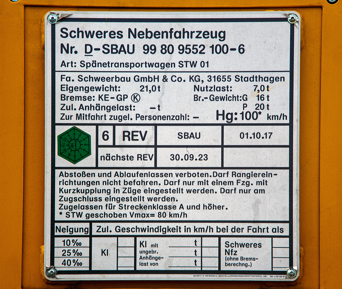 
Anschriftentafel Spänetransportwagen STW 01, mit Schleifeinheit (Rutschersteinschleifen), Schweres Nebenfahrzeug-Nr. D-SBAU 99 80 9 552 100-6.

Abgestellt am 07.07.2019 beim ICE-Bahnhof Montabaur.