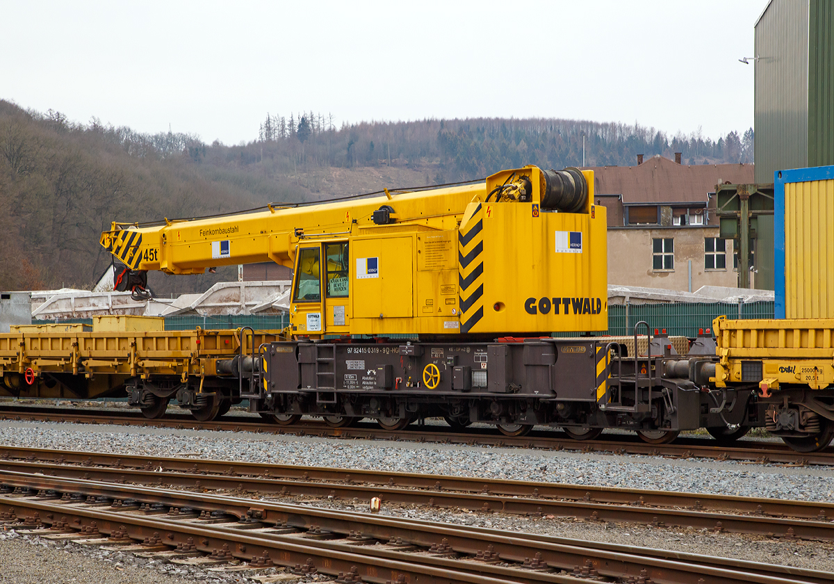 
Ansicht von hinten....
Der GOTTWALD Gleisbauschienenkran GS 40.08 T der Hering Bau (Burbach), Schweres Nebenfahrzeug Nr. 97 82 41 503 19-9 D-HGUI (ex 97 82 41 503 17-3, ex 60 80 092 3576-3) abgestellt am 15.12.2018 in Siegen-Eintracht auf dem Gel�nde der KSW Kreisbahn Siegen-Wittgenstein GmbH.

Vor und hinter dem Kran jeweils ein Schutzwagen, vorne der 80 80 3948 001-3 D-HGUI Schutzwagen der Gattung Res und hinten der 33 80 3936 002-3 D-HGUI Schutzwagen der Gattung Res.

Der Eisenbahndrehkran vom Typ GOTTWALD GS 40.08 T wurde 1987 von Gottwald in D�sseldorf unter der Fabriknummer 146 027 gebaut.

Der Gottwald 45 t GS 40.08 T wird f�r den Aus- und Einbau von schweren Betonweichen, Gleisjoche und Hilfsbr�cken sowie f�r die Montage von Ingenieurbauwerken eingesetzt. Durch die r�ckw�rtige Ausladung von zwei Metern wird der Zugverkehr im Nachbargleis, bei vier Meter Mindestabstand zum Gleis, nicht gest�rt.

TECHNISCHE DATEN:
Spurweite: 1.435 mm
Anzahl der Achsen: 6 (in 2 Drehgestellen)
Drehzapfenabstand: 6.000 mm
Achsabst�nde im Drehgestell: 1.500 / 1.500 mm
L�nger �ber Puffer: 11.000 mm (ohne Kranausleger)
Raddurchmesser: 920 mm (neu) 
Eigengewicht: 112.200  kg
Maximale Traglast: 45 t (abgest�tzt)  / 36 t (freistehend)
Kleinster befahrbarer Radius: 90 m 
max. Geschwindigkeit im Zugverband: 100 km/h
max. Geschwindigkeit im Eigenantrieb: 10 km/h
Achslast in Transportstellung: 18,2 t
Zul. Streckenklasse: DS 06
Motorleistung  161 kW
Bremsbauart: Radscheibenbremse (KE-GP mZ D)
Art der Feststellbremse: Hydraulische Handbremse
Feststellbremsgewicht: 40 t
Zul�ssige Anh�ngelast: 100 t
Arbeiten in �berh�hung m�glich bis:  max. 160 mm
Auslage vor Puffer:  max. 12,5 m