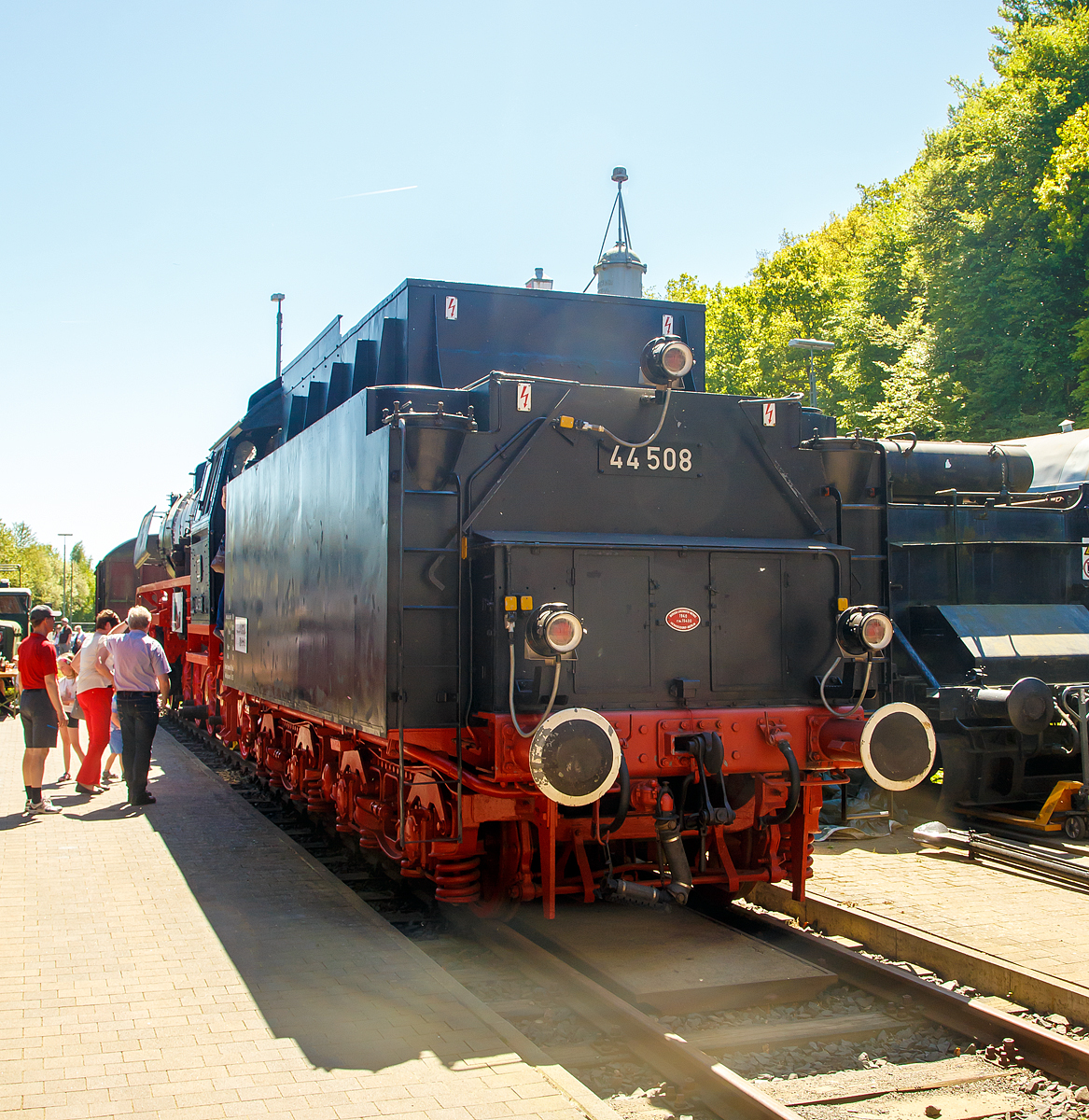 
Ansicht von der Tenderseite: Die schwere Güterzug-Dampflokomotive 44 508, ex DB 044 508-0, steht am 05.05.2018 vor dem Lokschuppen vom Erlebnisbahnhof Westerwald der Westerwälder Eisenbahnfreunde 44 508 e. V. hier war Museumstag. 

Der Tender vom Typ 2'2'T34 ist ursprünglich von Lok 44 1561, er wurde 1940 von Borsig in Berlin unter der Fabriknummer 15400 gebaut.Die Lok ist Eigentum vom DB-Museum und eine Leihgabe an die Eisenbahnfreunde, die nach ihr ihren Verein genannt haben. 