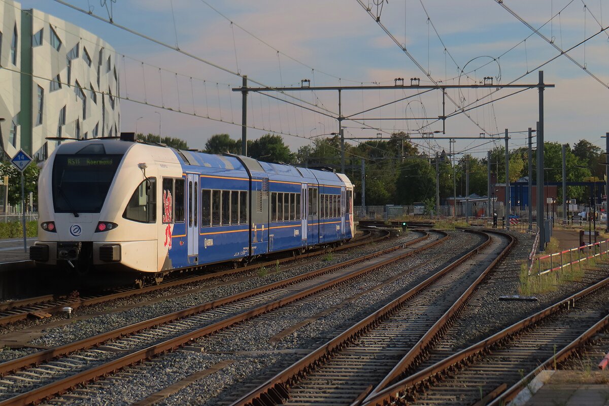 Arriva Limburg 387 verlasst am Abend von 6 September 2025 Nijmegen.