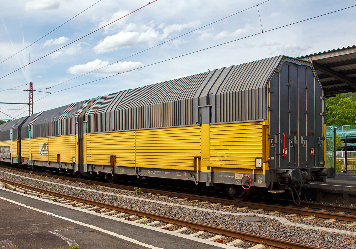 ARS - geschlossener Doppelstock- Autotransportwaggon, zweigliedrig, mit vier Rads�tzen, der ARS Altmann AG mit Sitz im bayerischen Wolnzach (47 80 D-ARS 2911 368-3 Gattung Hccrrs), am 09.06.2019 bei einer Zugdurchfahrt im Bahnhof Betzdorf/Sieg.

Technische Daten:
Spurweite: 1.435 mm
Anzahl der Achsen: 4
Achsabst�nde: 9.000 mm / 4.200 mm / 9.000 mm
Laufraddurchmesser: 760 mm (neu) / 680 mm (abgenutzt)
L�nge �ber Puffer: 27.160 mm
L�nge der Ladefl�che: 25.500 mm
Innenbreite (Ladefl�che): 2.870 mm
H�he �ber Schienenoberkante: 4.290mm oder 4.793 mm (je nach Stellung)
Eigengewicht: ca. 32.600 kg
Tragf�higkeit: Oberdeck 2 x 6 t / Unterdeck 2 x 6 t (Radlast 700 kg)
H�chstgeschwindigkeit beladen / leer: 100 km/h / 120 km/h
Bremse: KP-GP-A
Kleinster zul�ssiger Kurvenradius: 75 m
