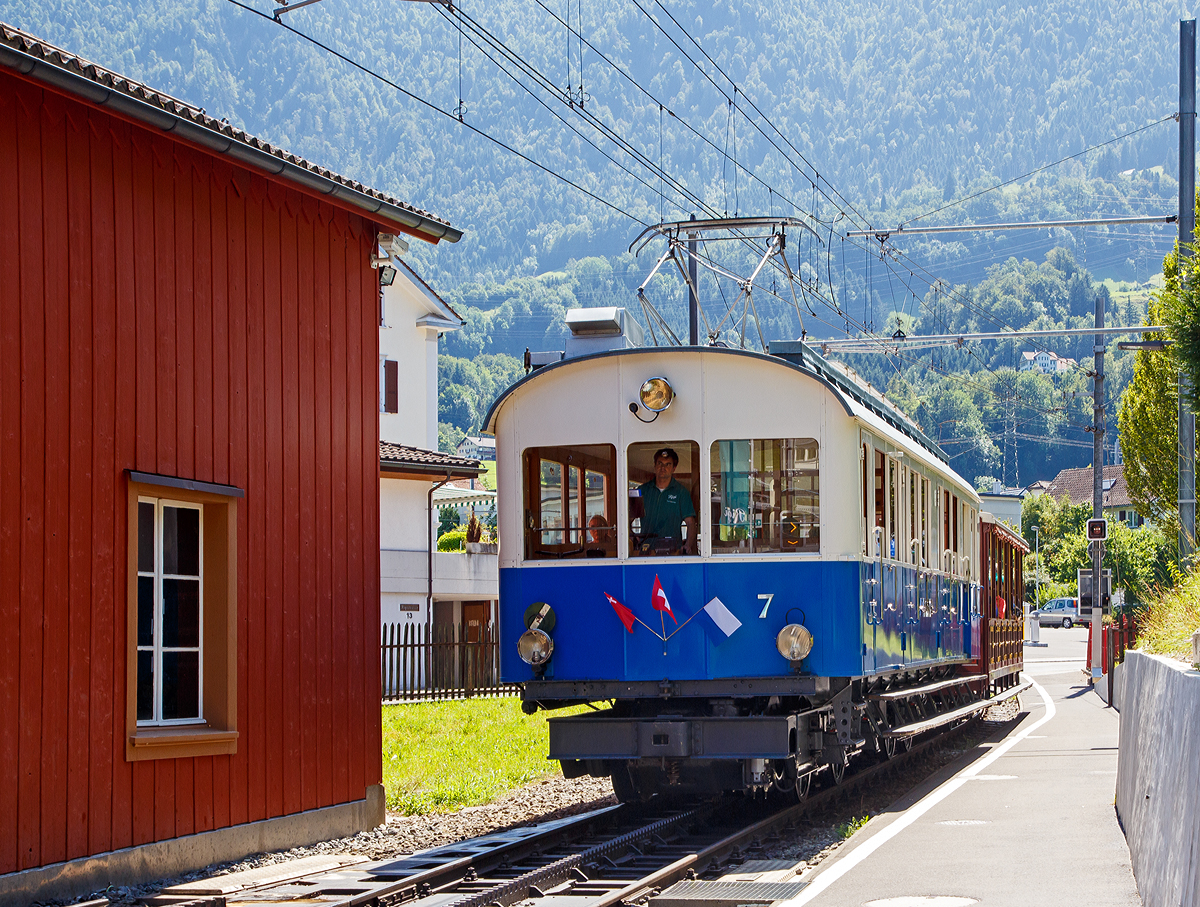 
Arth-Rigi-Bahn (ARB) - Der historische Triebwagen BDhe 2/4 Nr. 7 (ex BCFhe 2/4 Nr. 7) mit dem Vorstellwagen Nr. 32 (ex Wagen Nr. 5) kommt am 01.08.2019 vom Rigi in Arth-Goldau an.

Der Triebwagen wurde 1925 von SIG, SLM und MFO gemeinsam gebaut. Im Jahr 1939 wurde der Triebwagen 7 in den heutigen BDhe 2/4 umgebaut, dabei wurde die Leistung von 288 PS auf 610 PS erh�ht womit die Geschwindigkeit von 12 km/h auf 15 km/h gesteigert werden konnte.

Der Triebwagen der Rigi-Bahnen (RB) wurde 1925 von der damaligen Arth-Rigi-Bahn (ARB) sich selbst zum 50-j�hrigen Jubil�um geschenkt. Er ist dem 1911 beschafften BCeh 2/3 6 �hnlich, hat jedoch vier Achsen erhalten, und eine erh�hte Leistung damit er bis zu zwei Vorstellwagen bergw�rts schieben konnte. Wie es bei der ARB bereits Tradition war erhielt auch dieser Triebwagen ein Gep�ckabteil.

Dank der Anschaffung dieses Triebwagens konnte auf den Einsatz der Dampflokomotiven verzichtet werden. F�r den Winter 1928 erhielt der Triebwagen eine elektrische Heizung.

Die Arth-Rigi-Bahn (ARB) ist eine Normalspurige Zahnradbahn mit dem Zahnstangensystem Riggenbach die maximale Neigung betr�gt 201 ‰.

Technische Daten BDhe 2/4 Nr. 7:
Inbetriebnahme: 	1925
Hersteller: SIG/SLM/MFO
Spurweite: 1.435mm
Fahrleitungsspannung: 1500V DC
Achsfolge: 2z'2'z
Raddurchmesser: 955 mm
Stundendrehzahl: 1.180 min-1
Stundenleistung: 448kW (610 PS)
�bersetzung: 1:14,75
Stundenzugkraft: 108kN
H�chstgeschwindigkeit: 15km/h (Berg- und Talfahrt)
L�nge �ber Puffer: 12.200 mm
Gesamtachsstand: 7.600 mm
Achsabstand im Drehgestell: 2.050 mm
Dienstgewicht: 25,5 t
Ladegewicht: 1,0 t
Sitzpl�tze: 66
Stehpl�tze: 10
Zul�ssiges Vorstellgewicht :	max. 14t
