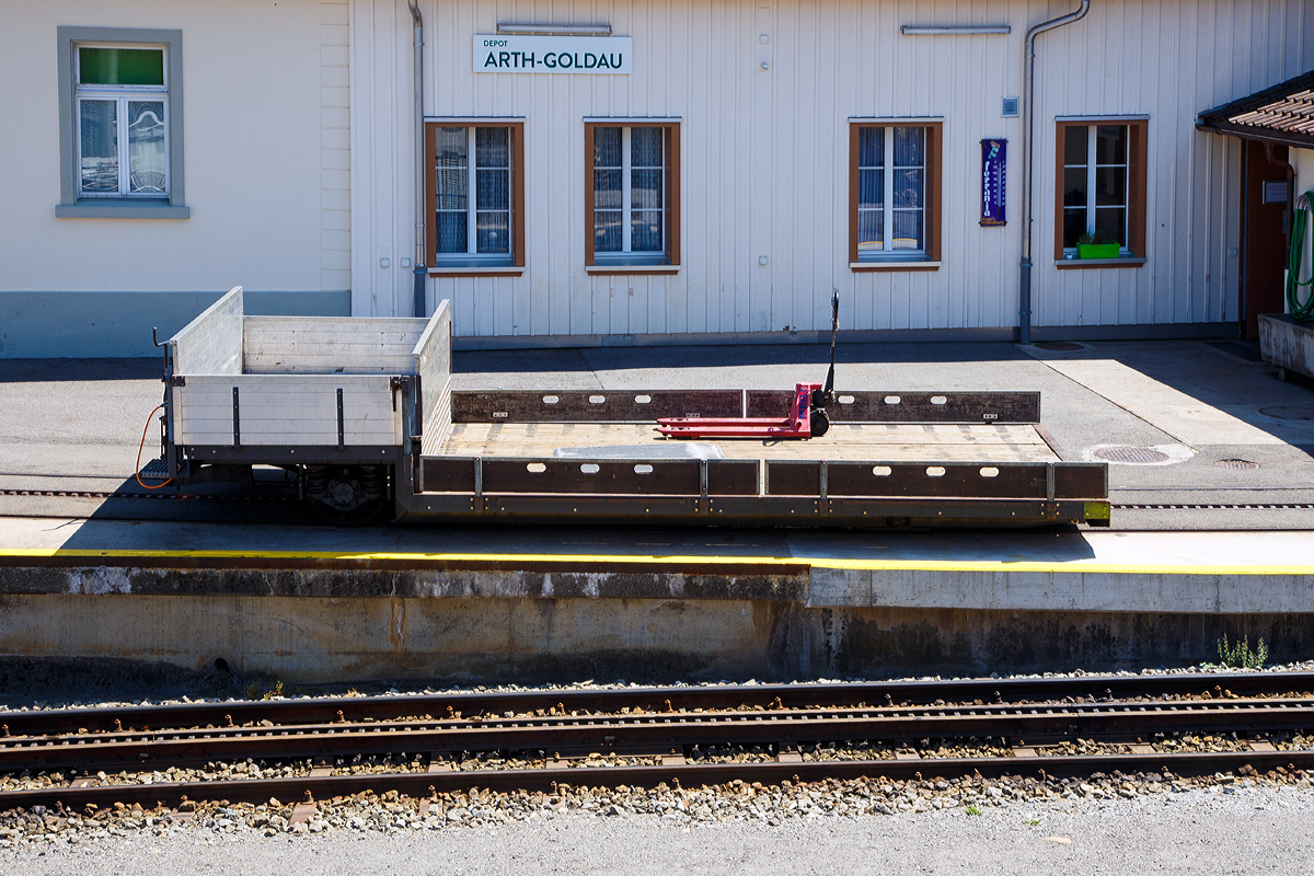 
Arth-Rigi-Bahn(ARB) - Ein G�tervorstellwagen (Kkm 68) abgestellt am 01.08.2019 beim Depot der Rigi-Bahn in Arth-Goldau.