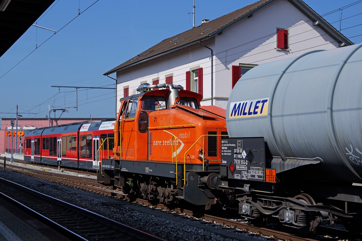 ASm: Bahnhofsausfahrt Niederbipp auf schmaler- und normaler Spur am 12. Juni 2014. Em 3/3 326  HENSCHEL  vor schwerem Oelzug bereit zur Abfahrt in das Tanklager Oberbipp. Be 4/8  STAR  als Regionalzug nach Solothurn-HB.
Foto: Walter Ruetsch 