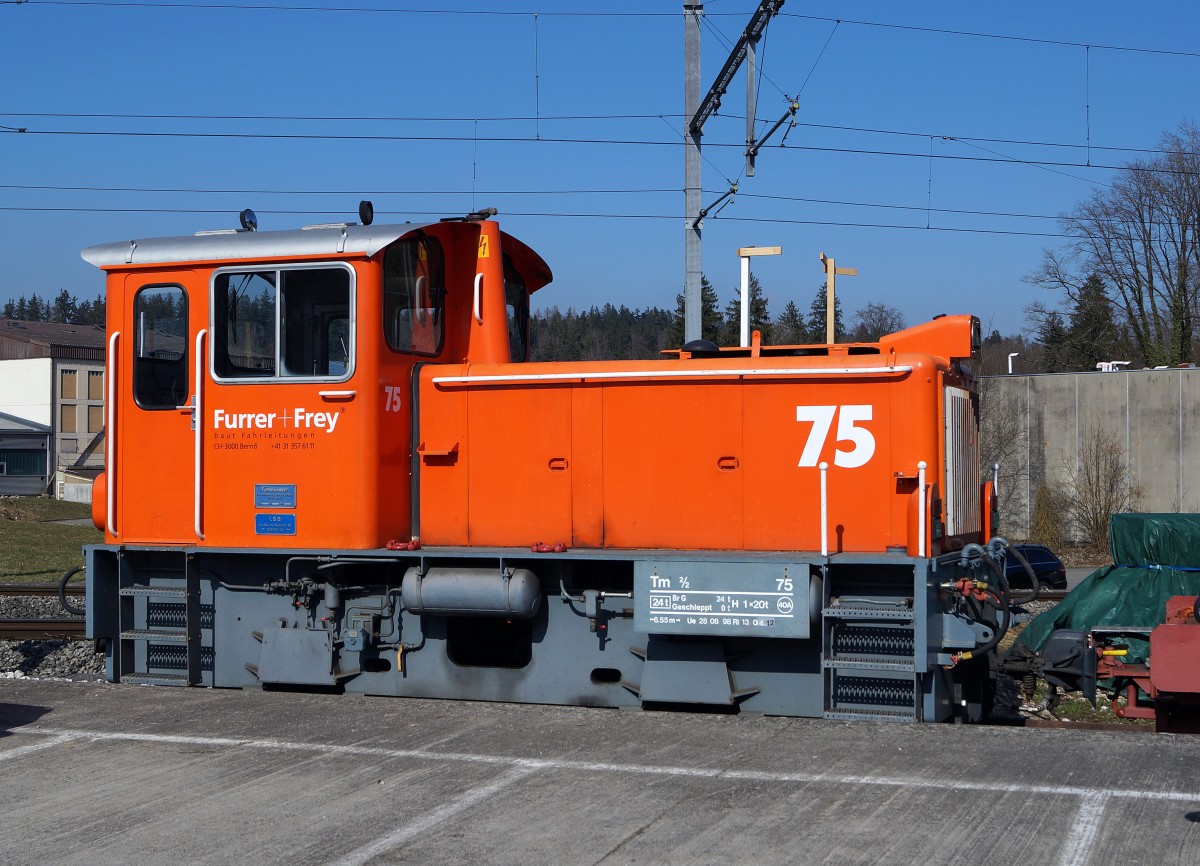 ASm: Die Tm 2/2 75 von Furrer + Frey als Gast bei der ASm. Am Freitag den 13. M�rz 2015 war sie in Bannwil mit einem Bauzug auf dem sehr selten benutzten Stumpengeleise abgestellt.
Foto: Walter Ruetsch