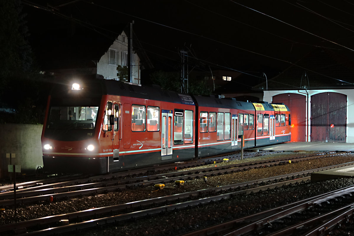 ASm: Morgenstimmung vor dem Depot Wiedlisbach am 1. September 2017.
Be 4/8 112 STAR vor Betriebsbeginn. 
Während der Nacht werden zwei Triebzüge im Depot Wiedlisbach abgestellt.
Foto: Walter Ruetsch